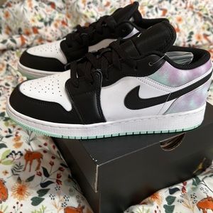 Air Jordan 1 low SE (GS). Size 6.5 Y/8W. White/Mint Foam Black.